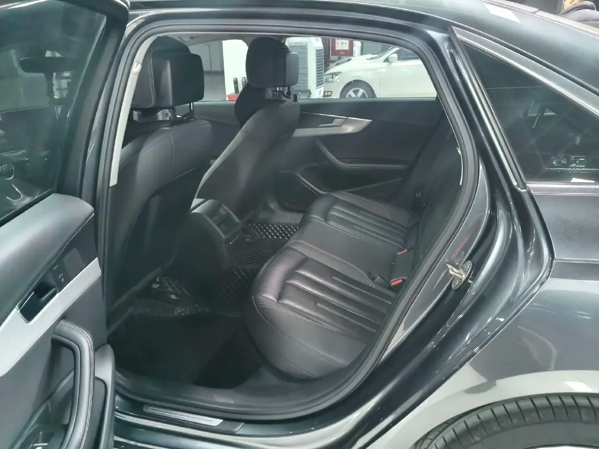 2020 Audi A4L 2.0T 190HP L4 7DCT,autocango,china used car exporter,china ev exporter,chinese used car exporter,chinese used ev exporter