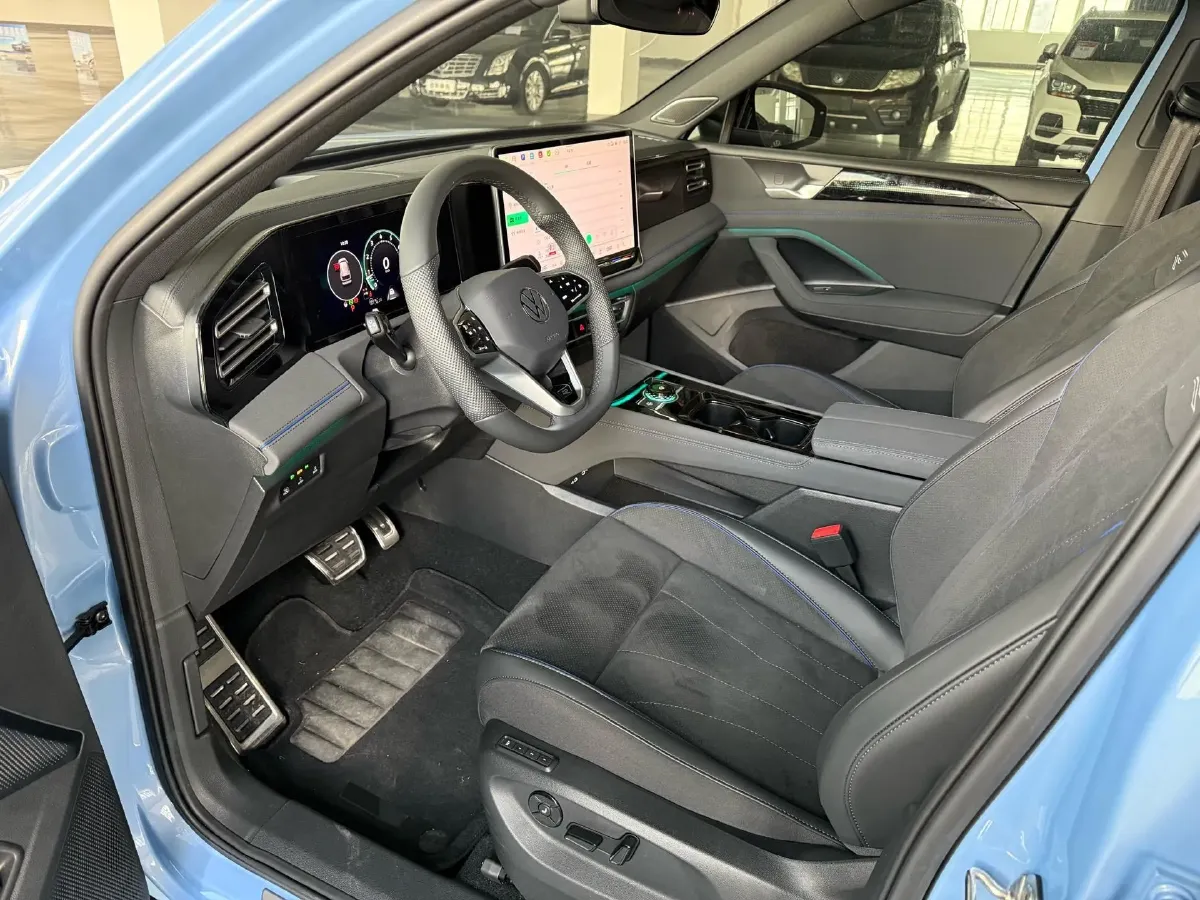 2026 Volkswagen Tiguan L 2.0T 220HP L4 7DCT,autocango,china used car exporter,china ev exporter,chinese used car exporter,chinese used ev exporter