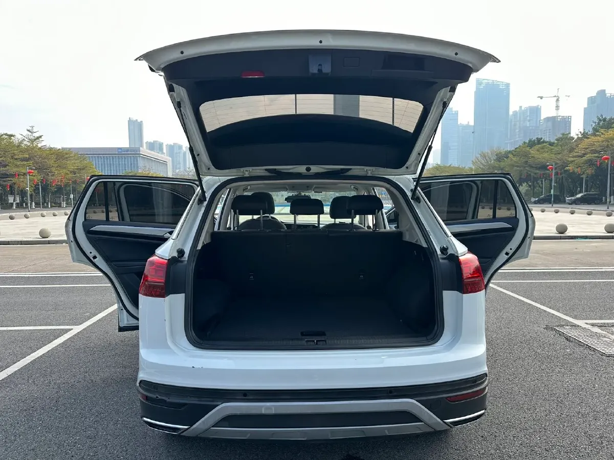 2019 Jeep Cherokee 2.0T 234HP L4 9AT,autocango,china used car exporter,china ev exporter,chinese used car exporter,chinese used ev exporter