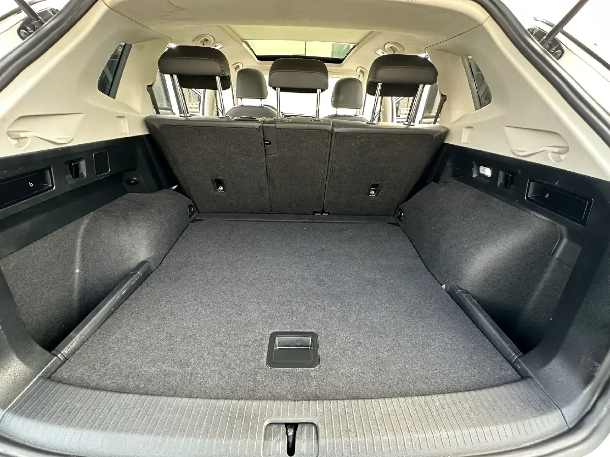 2019 Jeep Cherokee 2.0T 234HP L4 9AT,autocango,china used car exporter,china ev exporter,chinese used car exporter,chinese used ev exporter