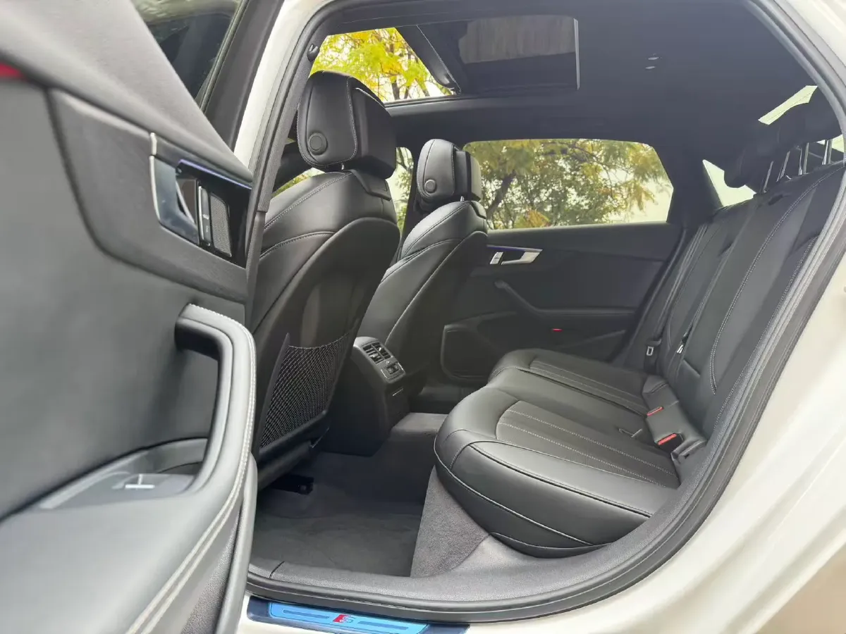 2023 Audi A4L 2.0T 190HP L4 7DCT,autocango,china used car exporter,china ev exporter,chinese used car exporter,chinese used ev exporter