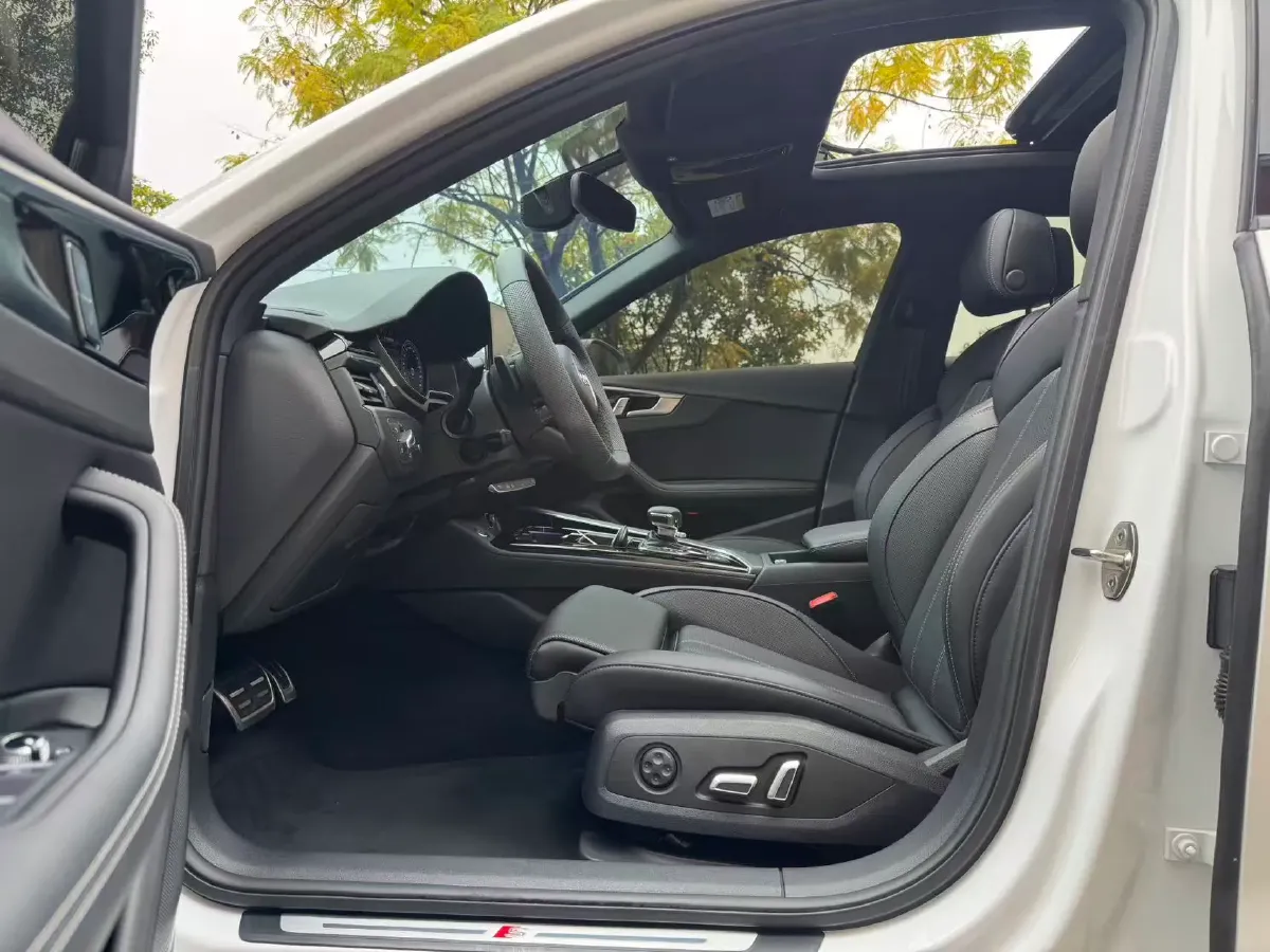 2023 Audi A4L 2.0T 190HP L4 7DCT,autocango,china used car exporter,china ev exporter,chinese used car exporter,chinese used ev exporter