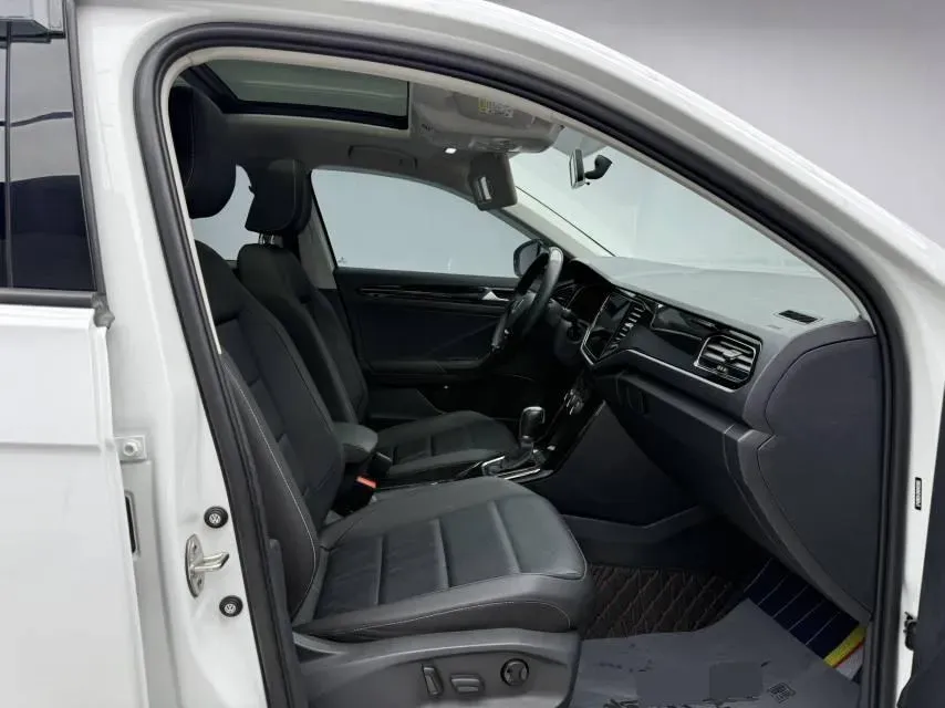 2022 Volkswagen T-Roc 1.4T 150HP L4 7DCT,autocango,china used car exporter,china ev exporter,chinese used car exporter,chinese used ev exporter