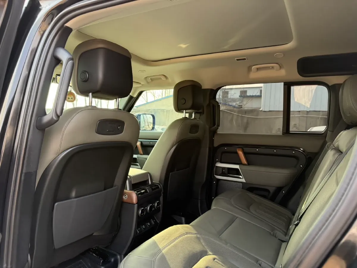 2022 Land Rover Defender 3.0T 400HP L6 8AT,autocango,china used car exporter,china ev exporter,chinese used car exporter,chinese used ev exporter