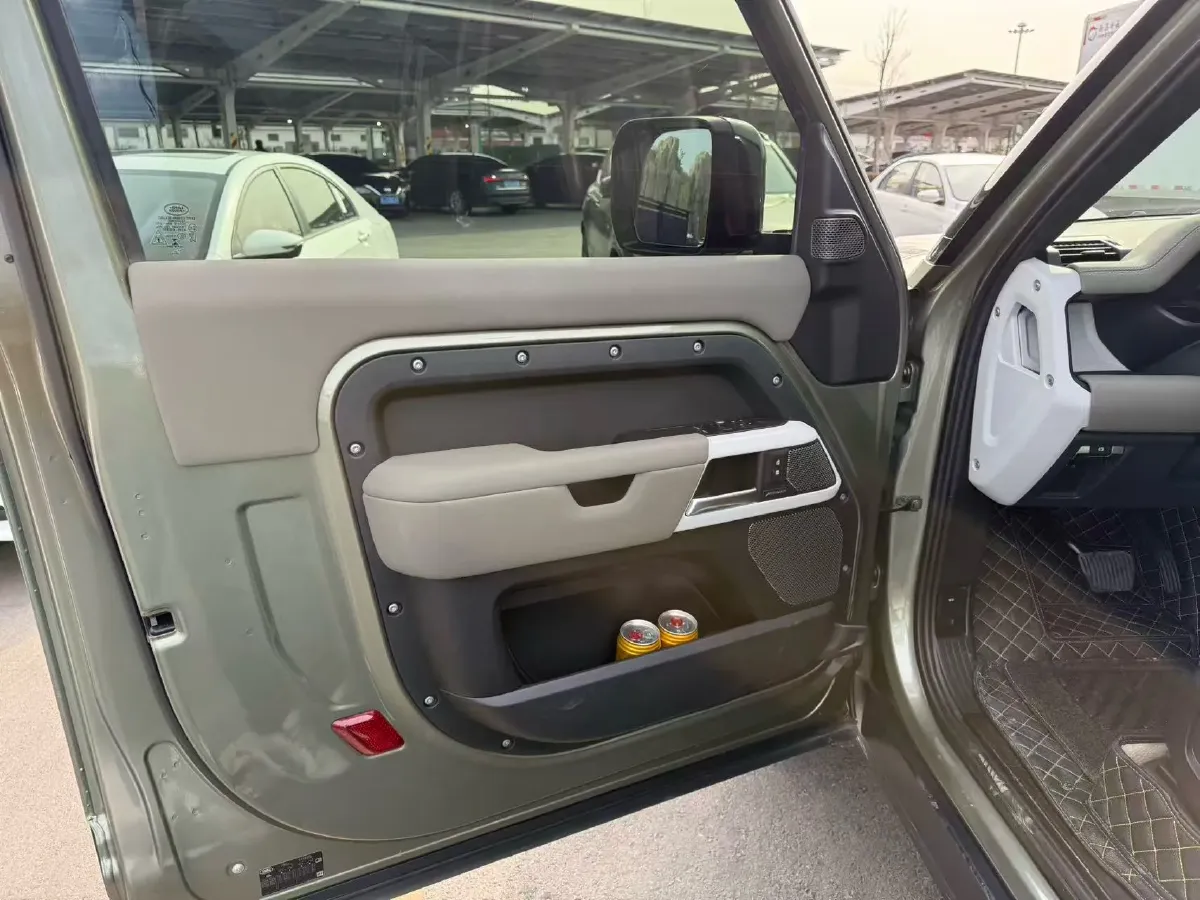 2022 Land Rover Defender 2.0T 300HP L4 8AT,autocango,china used car exporter,china ev exporter,chinese used car exporter,chinese used ev exporter