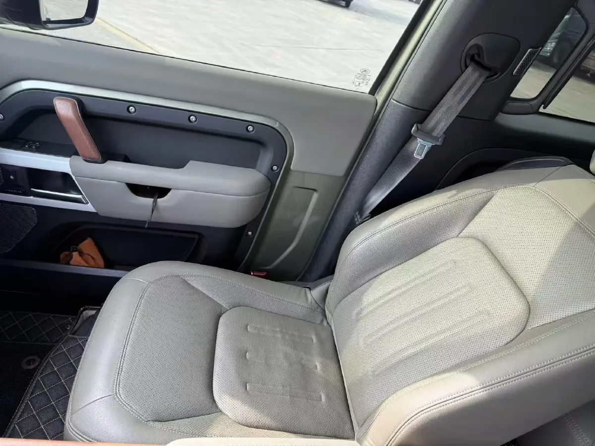 2022 Land Rover Defender 2.0T 300HP L4 8AT,autocango,china used car exporter,china ev exporter,chinese used car exporter,chinese used ev exporter