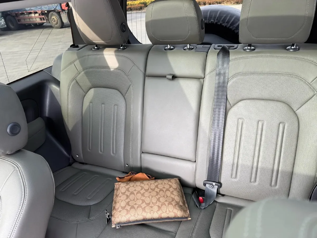 2022 Land Rover Defender 2.0T 300HP L4 8AT,autocango,china used car exporter,china ev exporter,chinese used car exporter,chinese used ev exporter