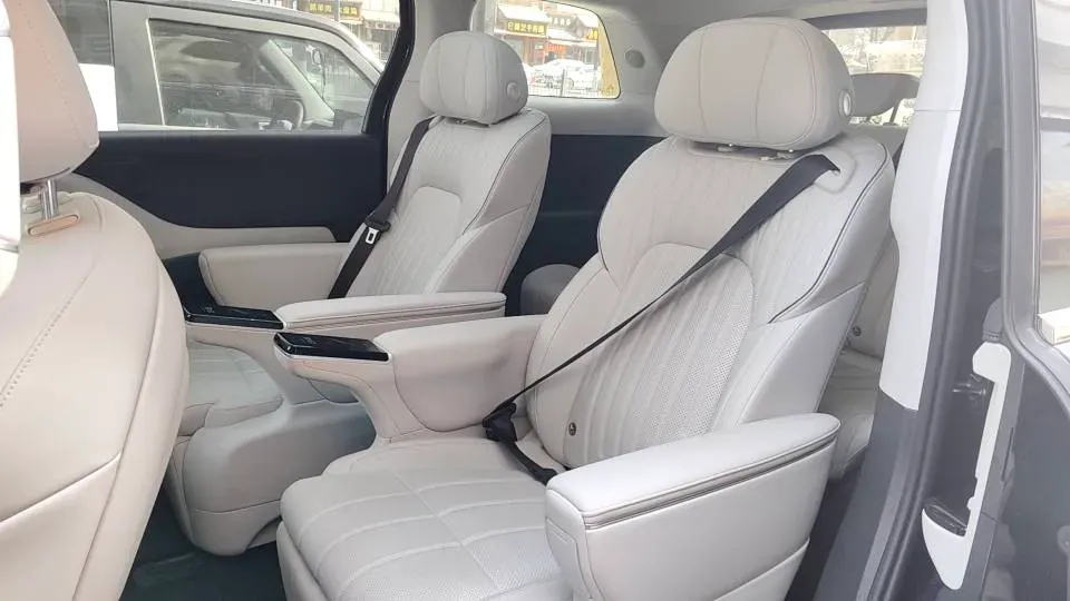 2025 Voyah Dream 1.5T 150HP L4 PHEV 41.7KWH,autocango,china used car exporter,china ev exporter,chinese used car exporter,chinese used ev exporter