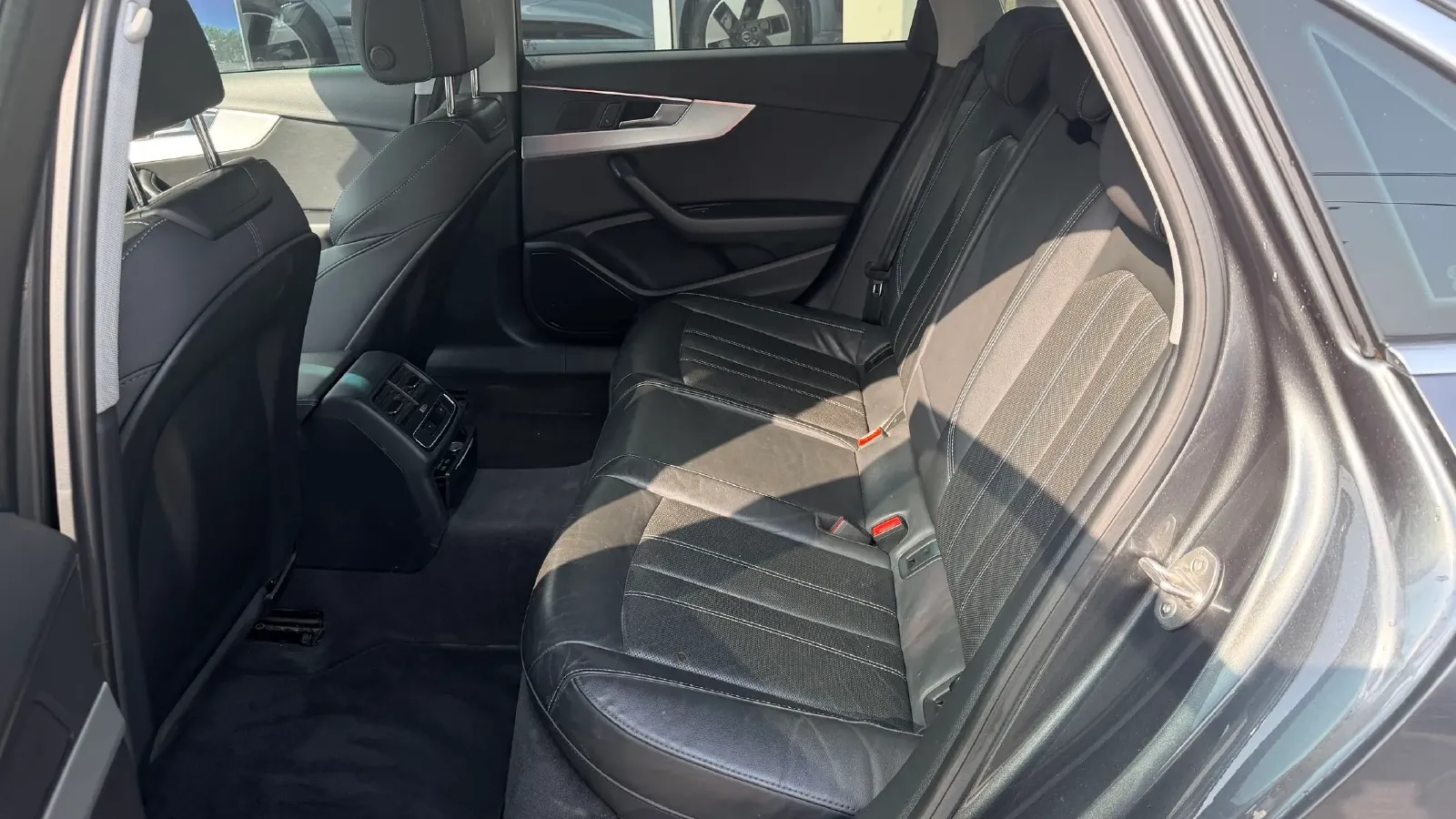 2020 Audi A4L 2.0T 150HP L4 7DCT,autocango,china used car exporter,china ev exporter,chinese used car exporter,chinese used ev exporter