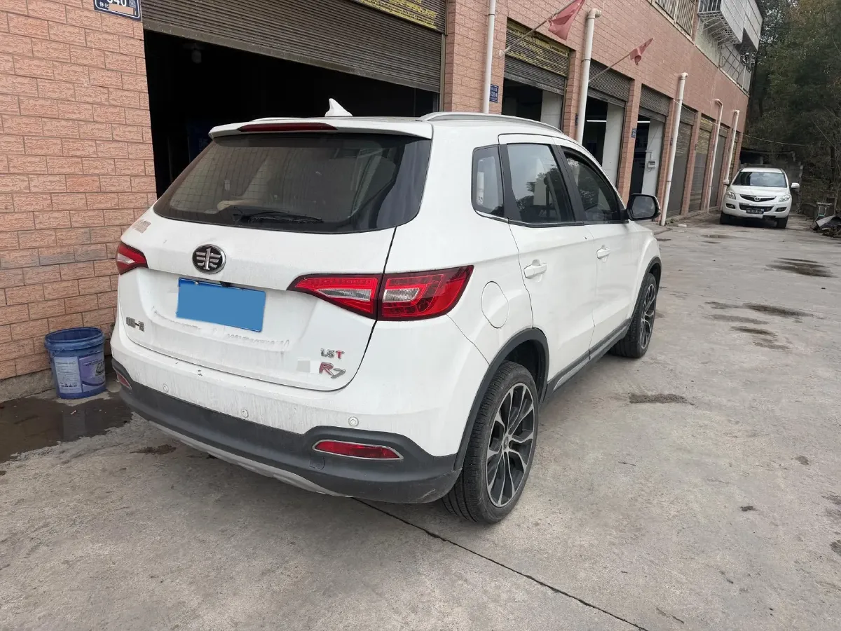 2017 FAW Senia R7 1.5T 150HP L4 5MT,autocango,china used car exporter,china ev exporter,chinese used car exporter,chinese used ev exporter