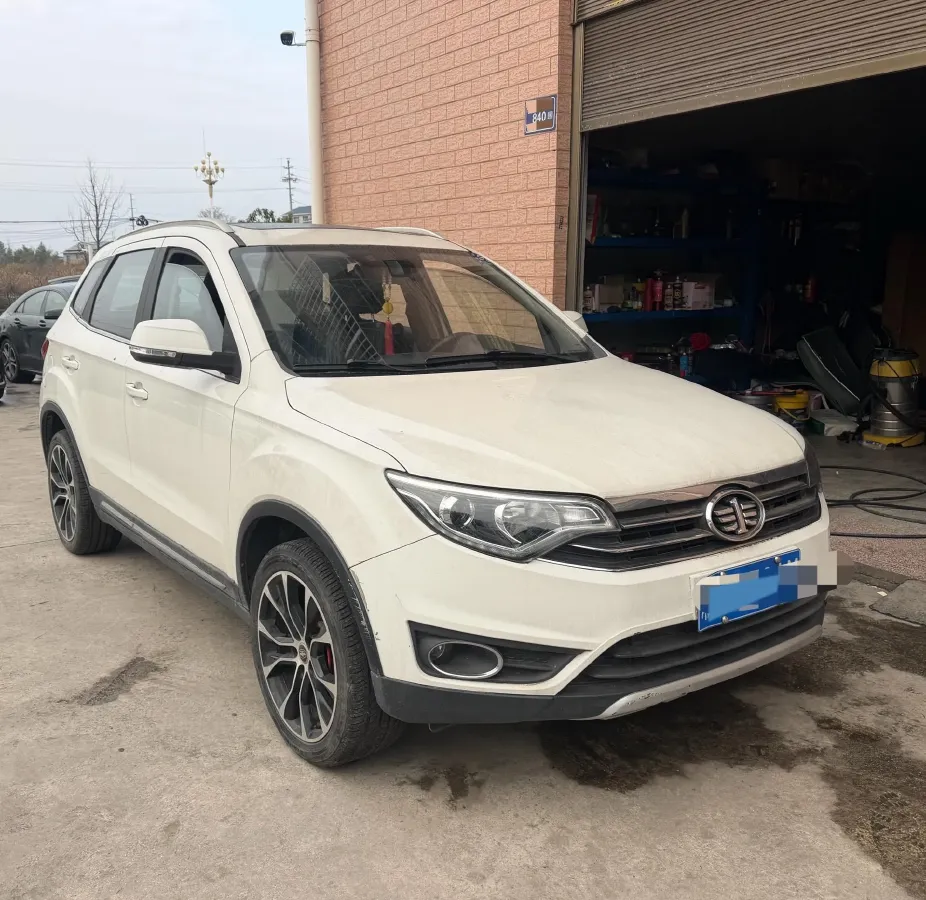 2017 FAW Senia R7 1.5T 150HP L4 5MT,autocango,china used car exporter,china ev exporter,chinese used car exporter,chinese used ev exporter