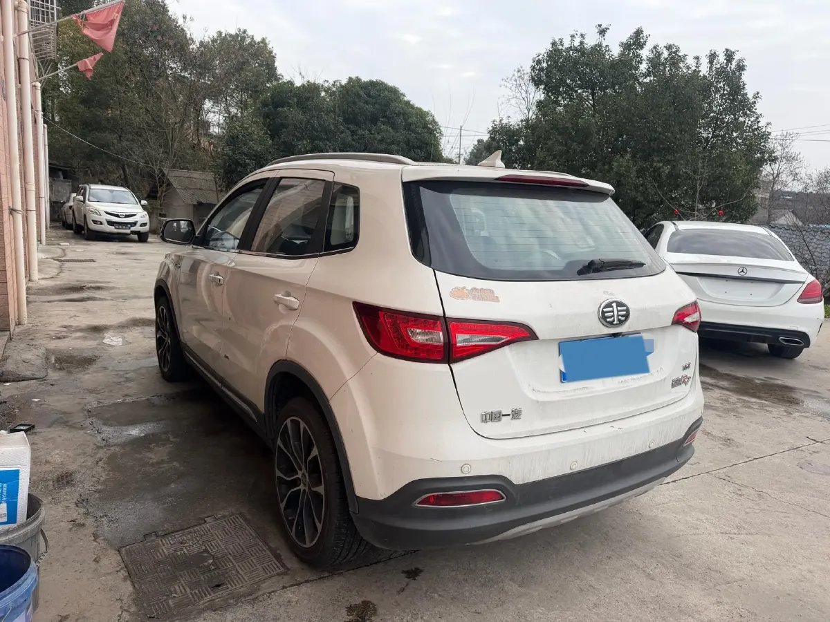 2017 FAW Senia R7 1.5T 150HP L4 5MT,autocango,china used car exporter,china ev exporter,chinese used car exporter,chinese used ev exporter