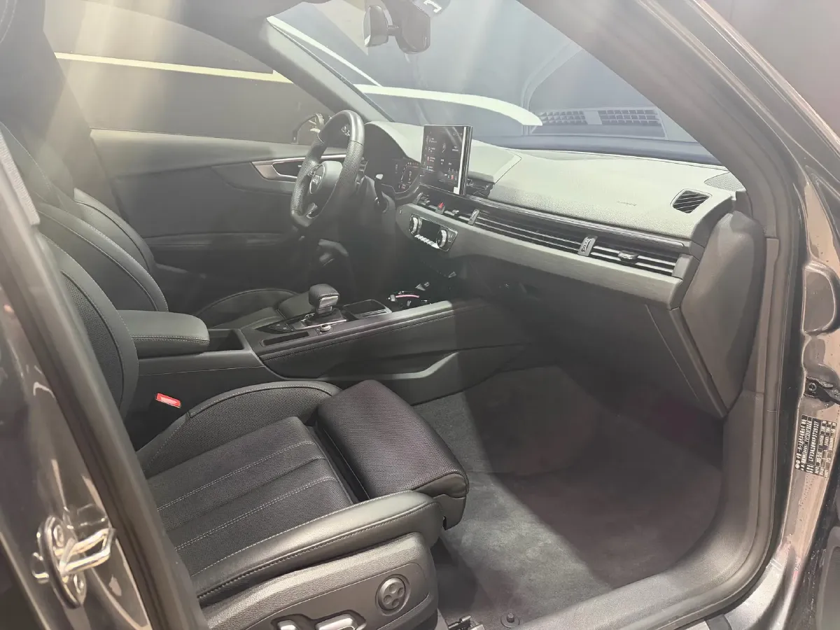 2024 Audi A4L 2.0T 190HP L4 7DCT,autocango,china used car exporter,china ev exporter,chinese used car exporter,chinese used ev exporter