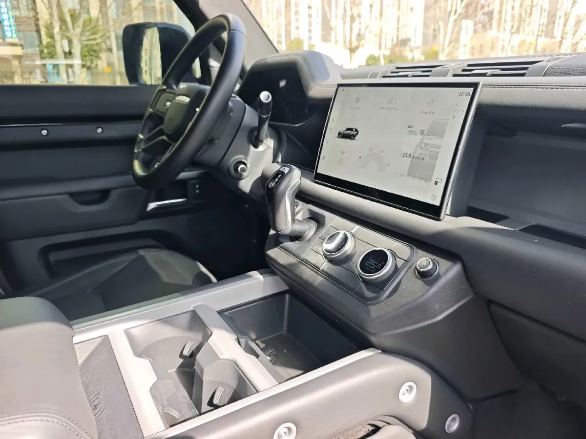 2025 Land Rover Defender 3.0T 400HP L6 8AT,autocango,china used car exporter,china ev exporter,chinese used car exporter,chinese used ev exporter