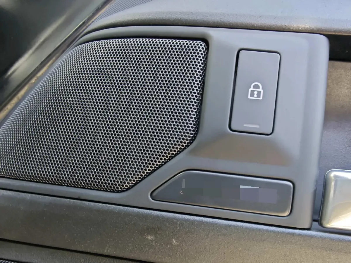 2025 Land Rover Defender 3.0T 400HP L6 8AT,autocango,china used car exporter,china ev exporter,chinese used car exporter,chinese used ev exporter