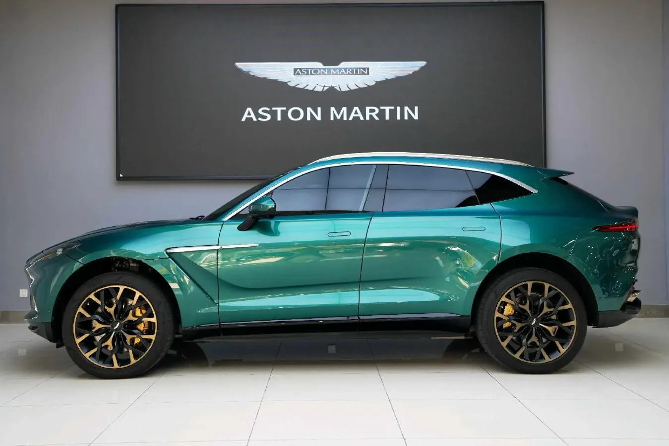 2022 Aston Martin DBX 4.0T 550HP V8 9AT,autocango,china used car exporter,china ev exporter,chinese used car exporter,chinese used ev exporter