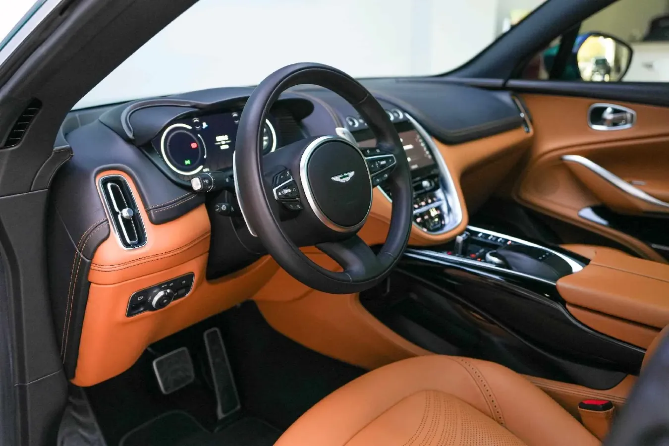 2022 Aston Martin DBX 4.0T 550HP V8 9AT,autocango,china used car exporter,china ev exporter,chinese used car exporter,chinese used ev exporter