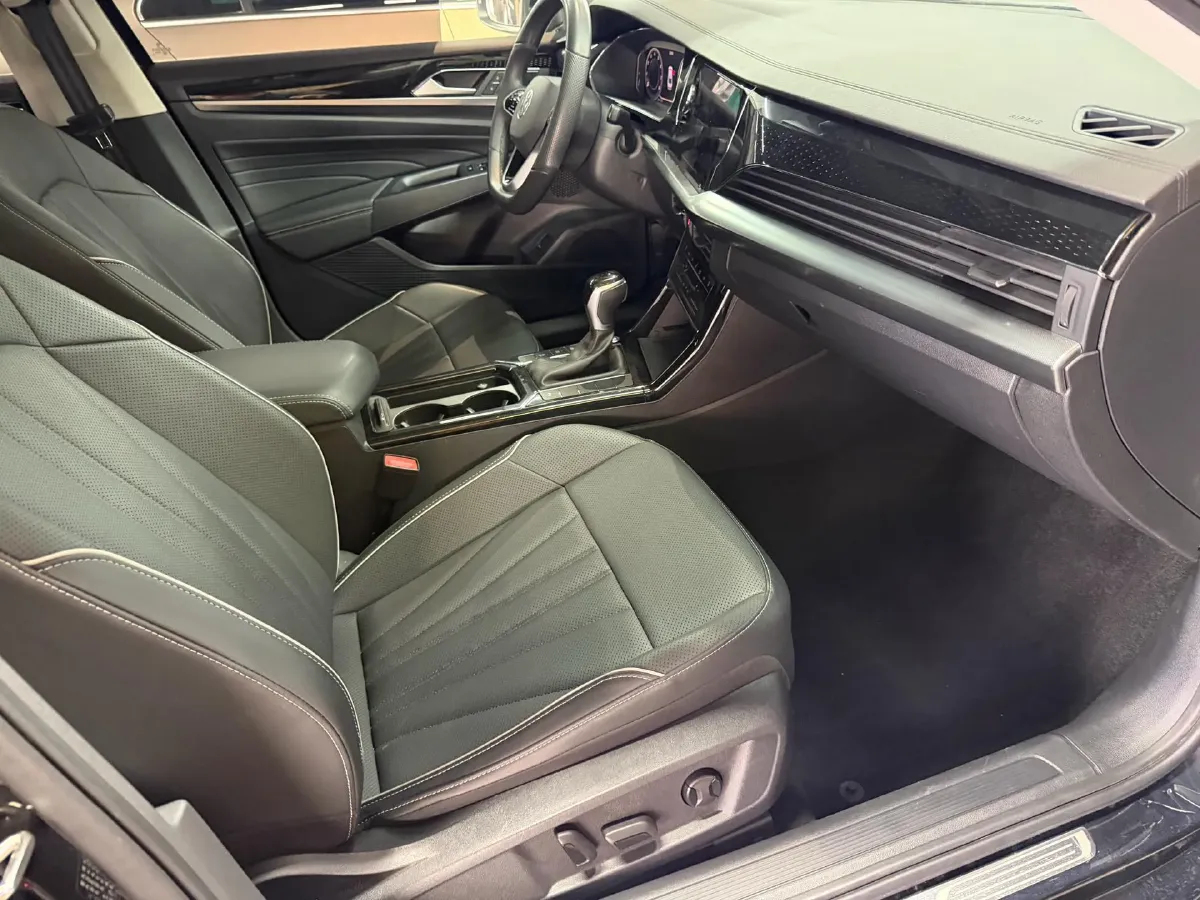 2024 Volkswagen Passat 2.0T 220HP L4 7DCT,autocango,china used car exporter,china ev exporter,chinese used car exporter,chinese used ev exporter