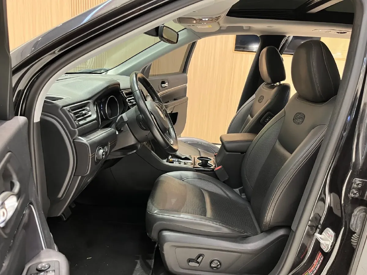 2018 Jeep Grand Commander 2.0T 265HP L4 9AT,autocango,china used car exporter,china ev exporter,chinese used car exporter,chinese used ev exporter