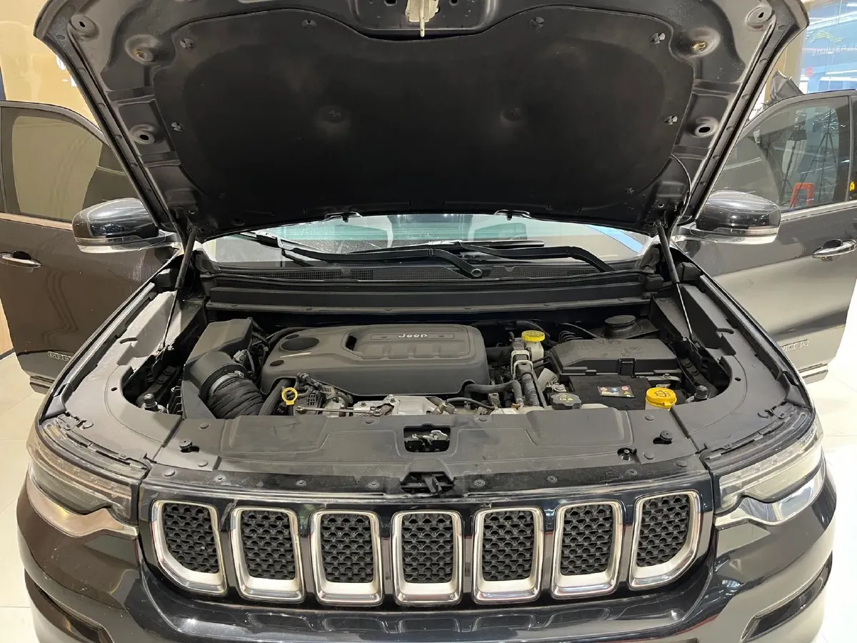 2018 Jeep Grand Commander 2.0T 265HP L4 9AT,autocango,china used car exporter,china ev exporter,chinese used car exporter,chinese used ev exporter