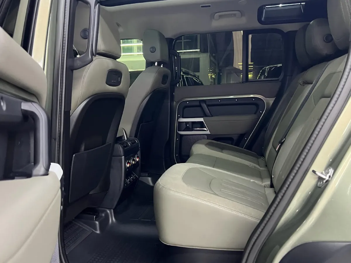 2020 Land Rover Defender 3.0T 400HP L6 8AT,autocango,china used car exporter,china ev exporter,chinese used car exporter,chinese used ev exporter