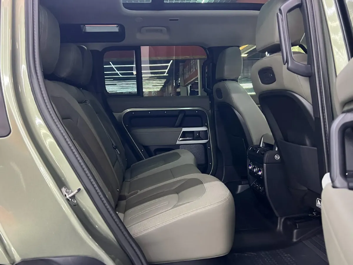 2020 Land Rover Defender 3.0T 400HP L6 8AT,autocango,china used car exporter,china ev exporter,chinese used car exporter,chinese used ev exporter