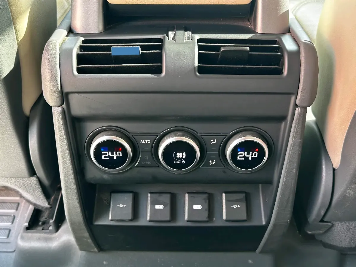 2020 Land Rover Defender 3.0T 400HP L6 8AT,autocango,china used car exporter,china ev exporter,chinese used car exporter,chinese used ev exporter