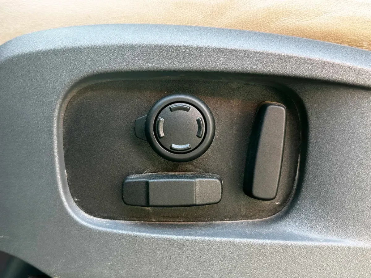 2020 Land Rover Defender 3.0T 400HP L6 8AT,autocango,china used car exporter,china ev exporter,chinese used car exporter,chinese used ev exporter