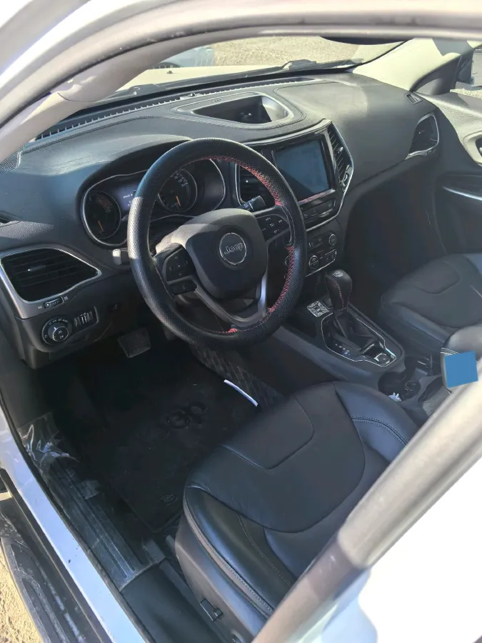 2019 Jeep Cherokee 2.0T 234HP L4 9AT,autocango,china used car exporter,china ev exporter,chinese used car exporter,chinese used ev exporter