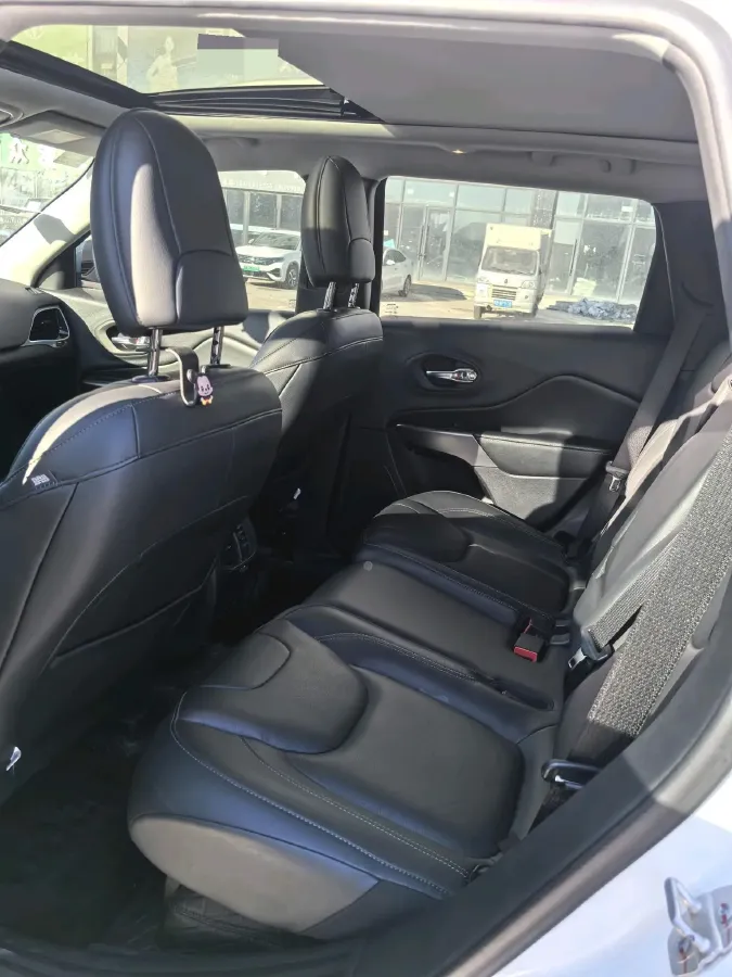 2019 Jeep Cherokee 2.0T 234HP L4 9AT,autocango,china used car exporter,china ev exporter,chinese used car exporter,chinese used ev exporter