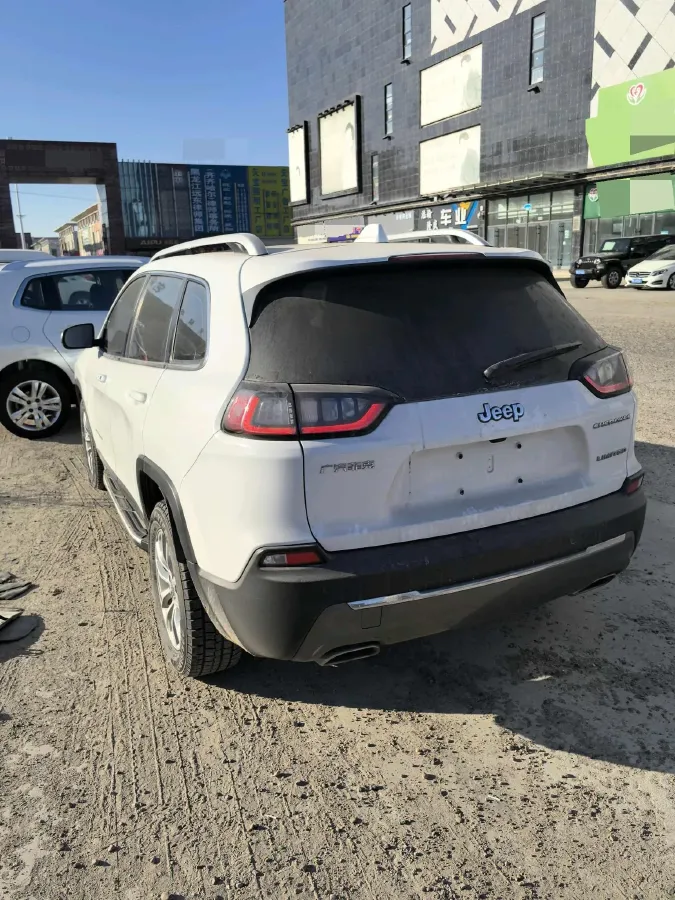 2019 Jeep Cherokee 2.0T 234HP L4 9AT,autocango,china used car exporter,china ev exporter,chinese used car exporter,chinese used ev exporter