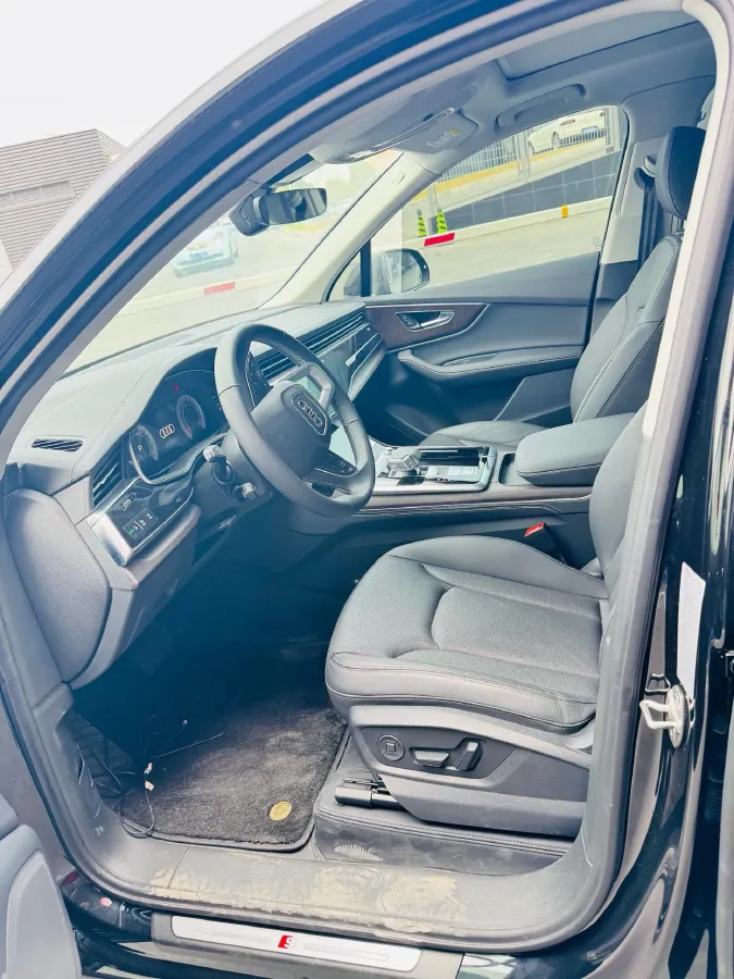 2025 Audi Q7 2.0T 265HP L4 8AT,autocango,china used car exporter,china ev exporter,chinese used car exporter,chinese used ev exporter