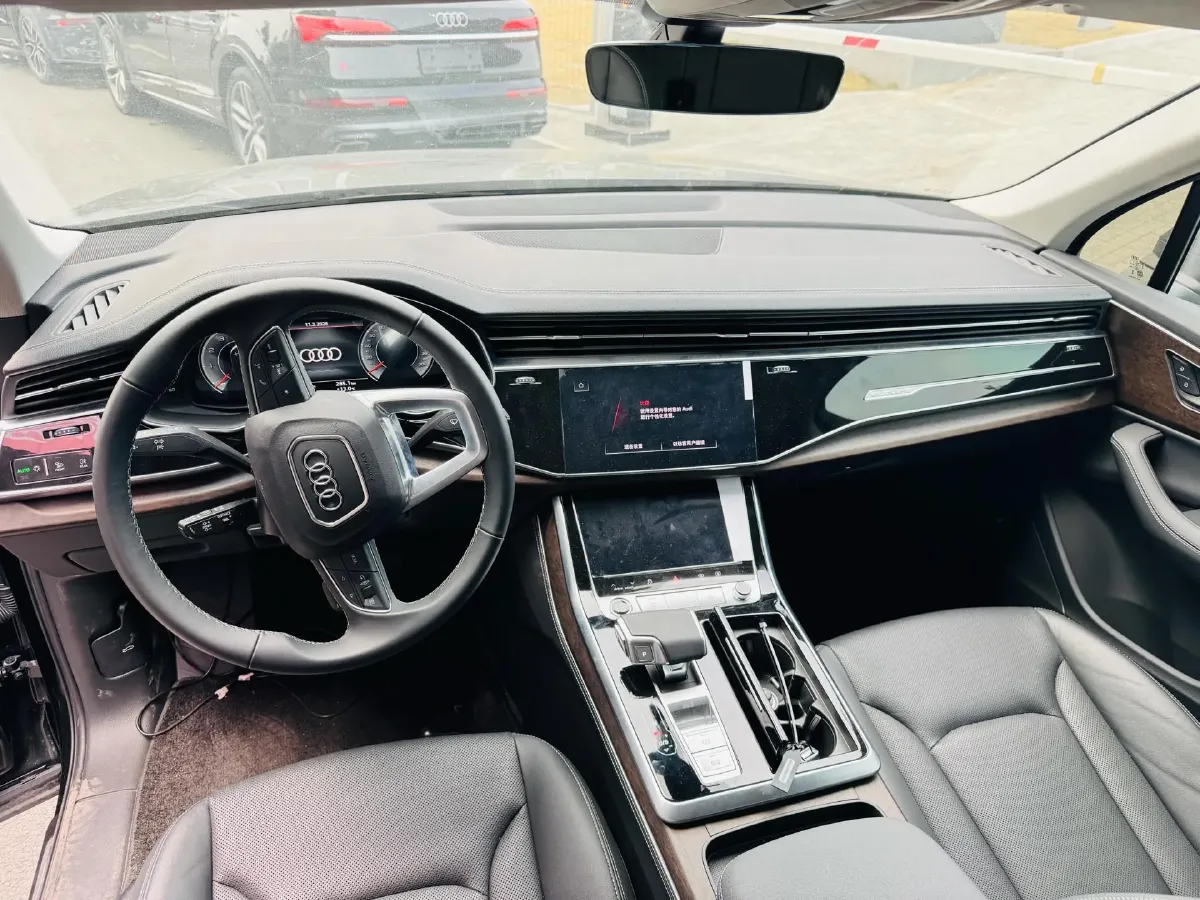 2025 Audi Q7 2.0T 265HP L4 8AT,autocango,china used car exporter,china ev exporter,chinese used car exporter,chinese used ev exporter