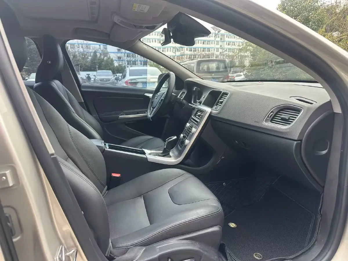 2018 Volvo S60 2.0T 190HP L4 6AT,autocango,china used car exporter,china ev exporter,chinese used car exporter,chinese used ev exporter