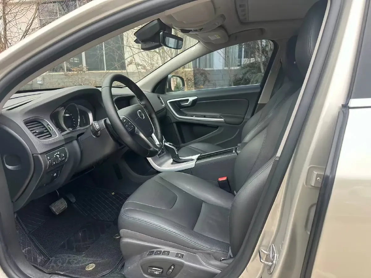 2018 Volvo S60 2.0T 190HP L4 6AT,autocango,china used car exporter,china ev exporter,chinese used car exporter,chinese used ev exporter