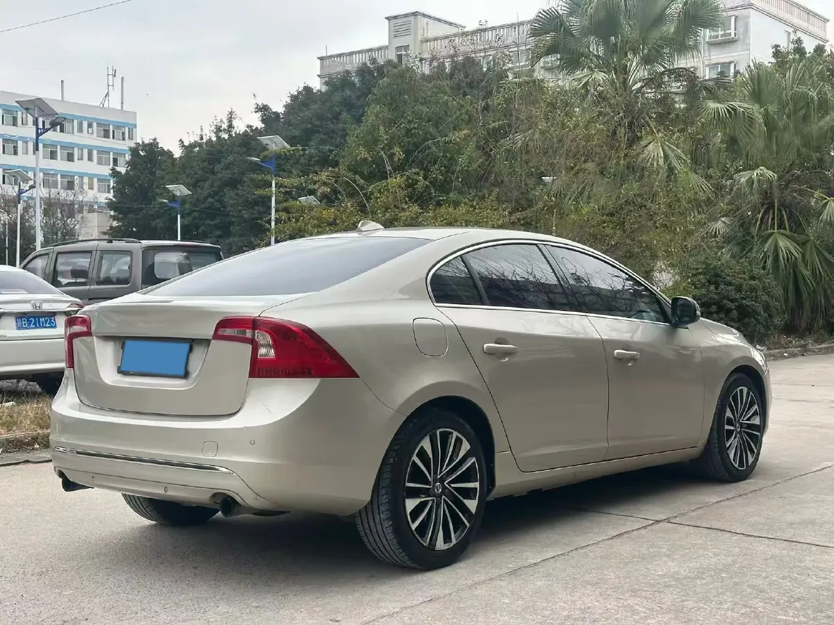 2018 Volvo S60 2.0T 190HP L4 6AT,autocango,china used car exporter,china ev exporter,chinese used car exporter,chinese used ev exporter