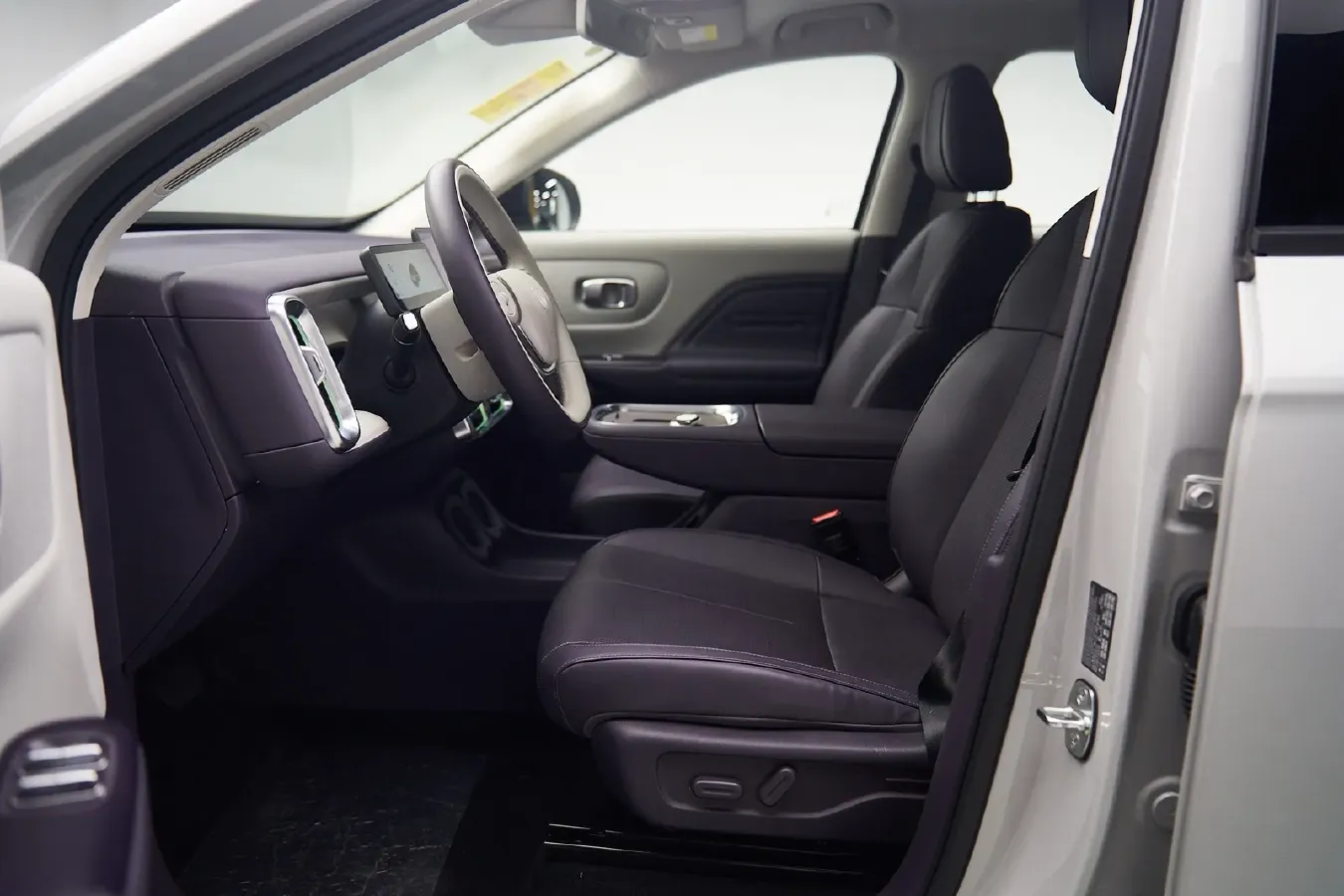 2025 Leapmotor B10 BEV 67.1KWH,autocango,china used car exporter,china ev exporter,chinese used car exporter,chinese used ev exporter