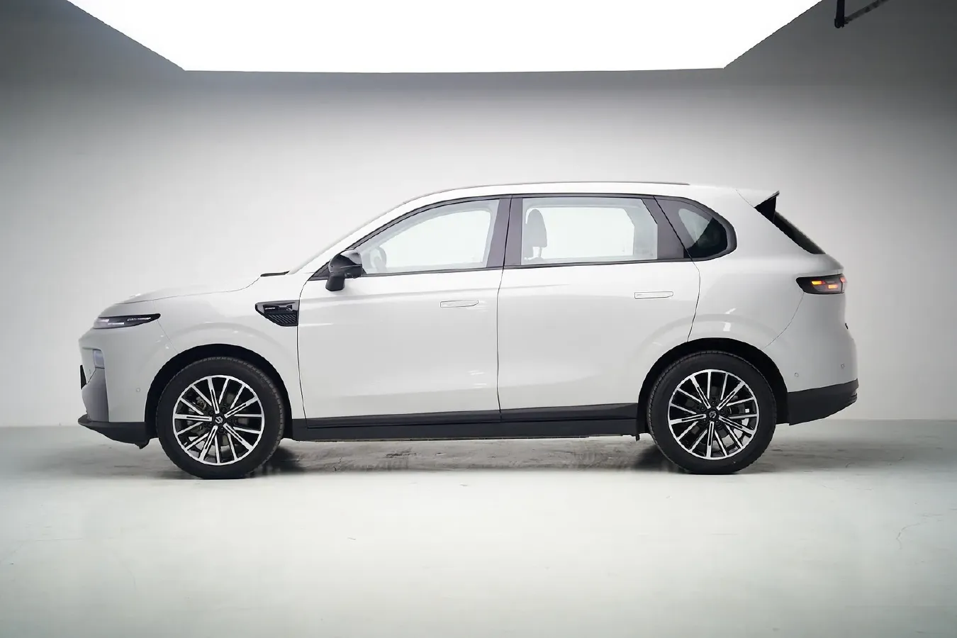 2025 Leapmotor B10 BEV 67.1KWH,autocango,china used car exporter,china ev exporter,chinese used car exporter,chinese used ev exporter