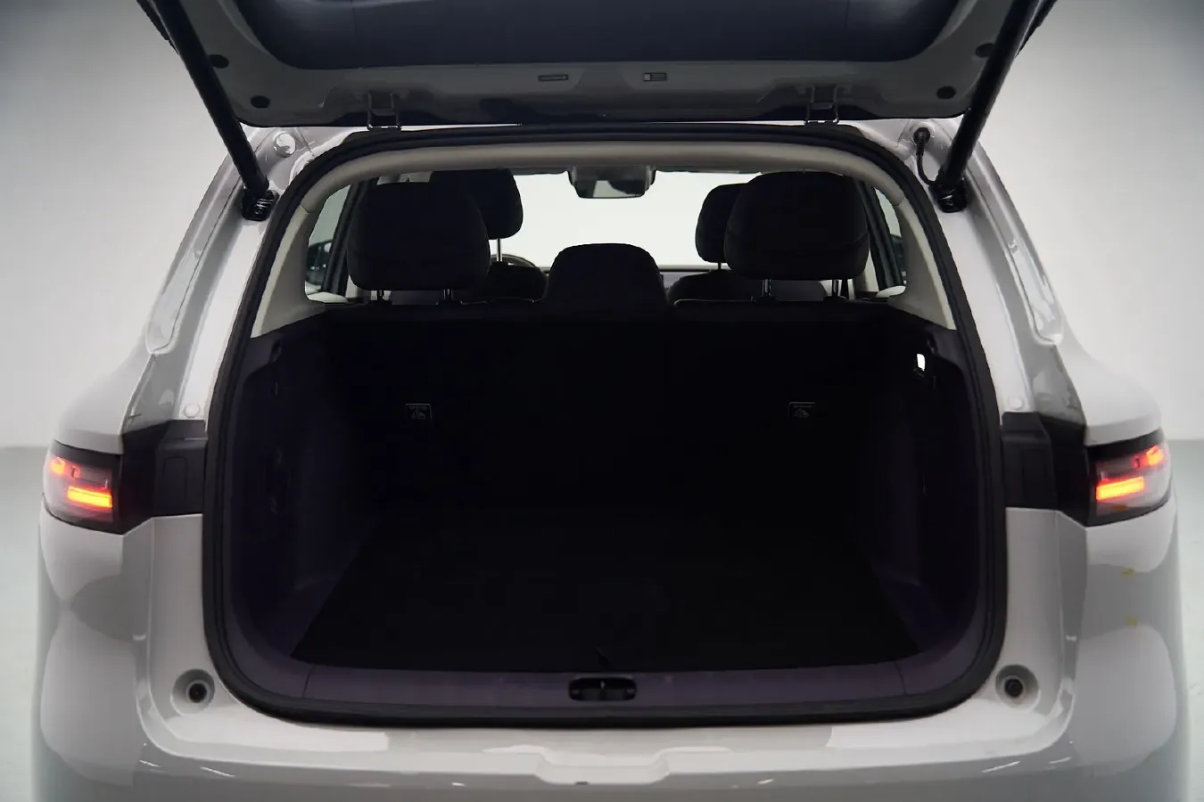 2025 Leapmotor B10 BEV 67.1KWH,autocango,china used car exporter,china ev exporter,chinese used car exporter,chinese used ev exporter