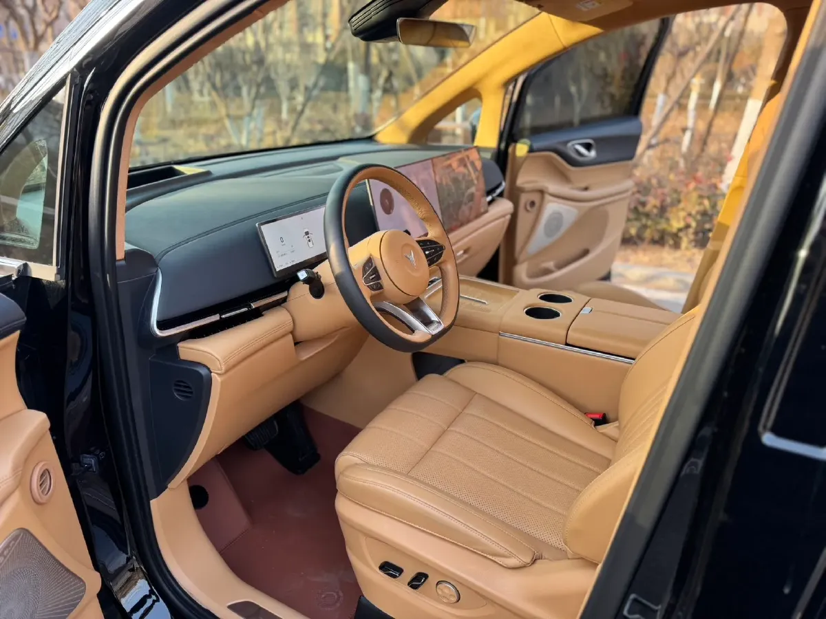 2025 Voyah Dream 1.5T 150HP L4 PHEV 41.7KWH,autocango,china used car exporter,china ev exporter,chinese used car exporter,chinese used ev exporter