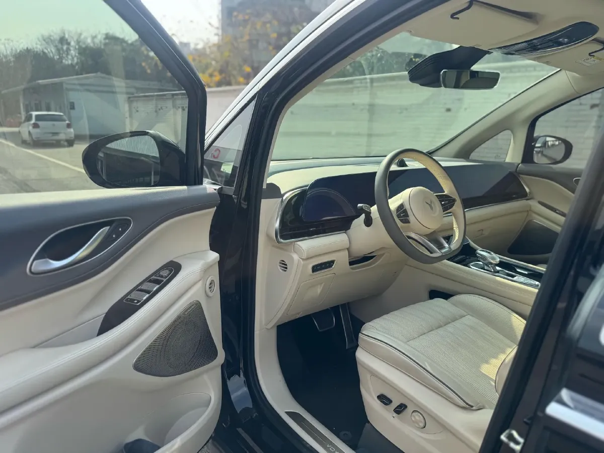 2022 Voyah Dream 1.5T 136HP L4 PHEV 25.57KWH,autocango,china used car exporter,china ev exporter,chinese used car exporter,chinese used ev exporter