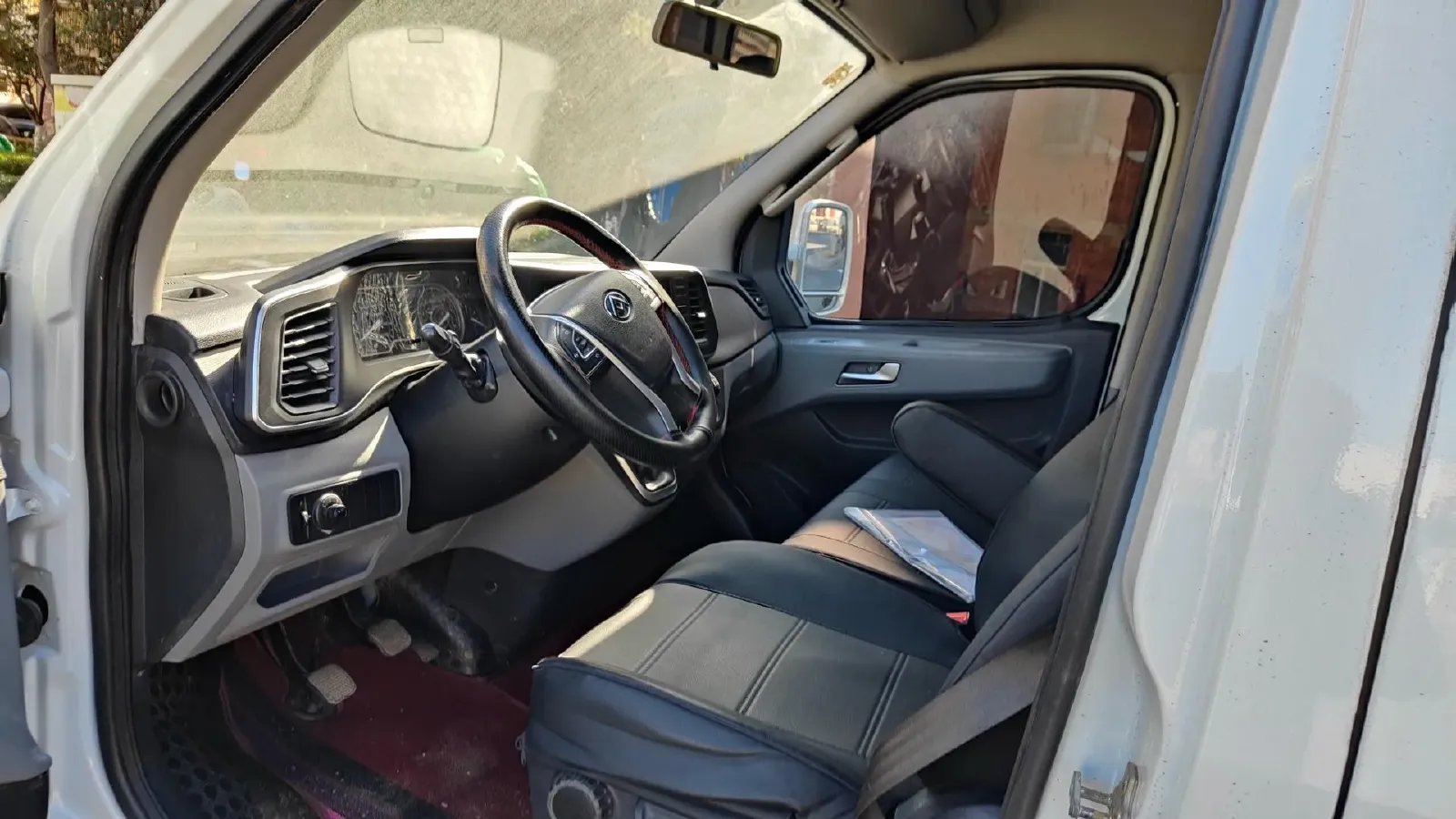 2021 MAXUS XinTu V80 2.0T 139HP L4 6MT,autocango,china used car exporter,china ev exporter,chinese used car exporter,chinese used ev exporter