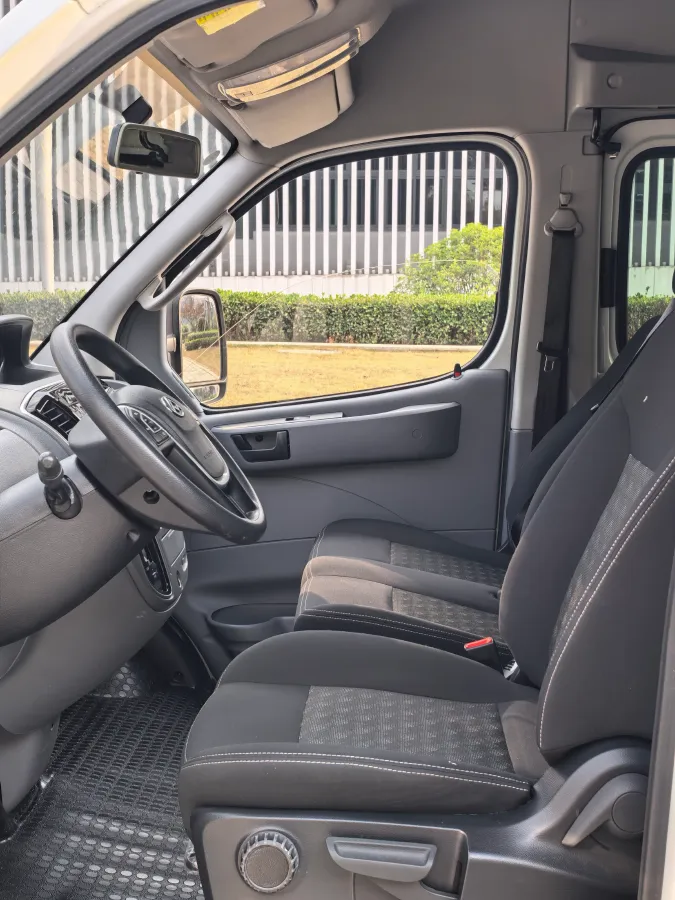 2023 MAXUS XinTu V80 2.0T 139HP L4 6MT,autocango,china used car exporter,china ev exporter,chinese used car exporter,chinese used ev exporter