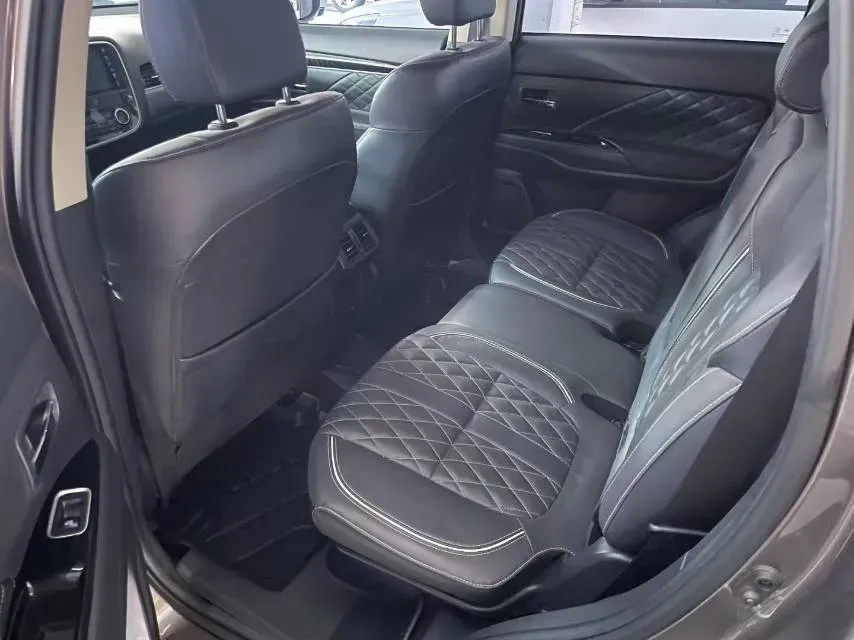 2021 Mitsubishi Outlander 2.4L 192HP L4 CVT,autocango,china used car exporter,china ev exporter,chinese used car exporter,chinese used ev exporter