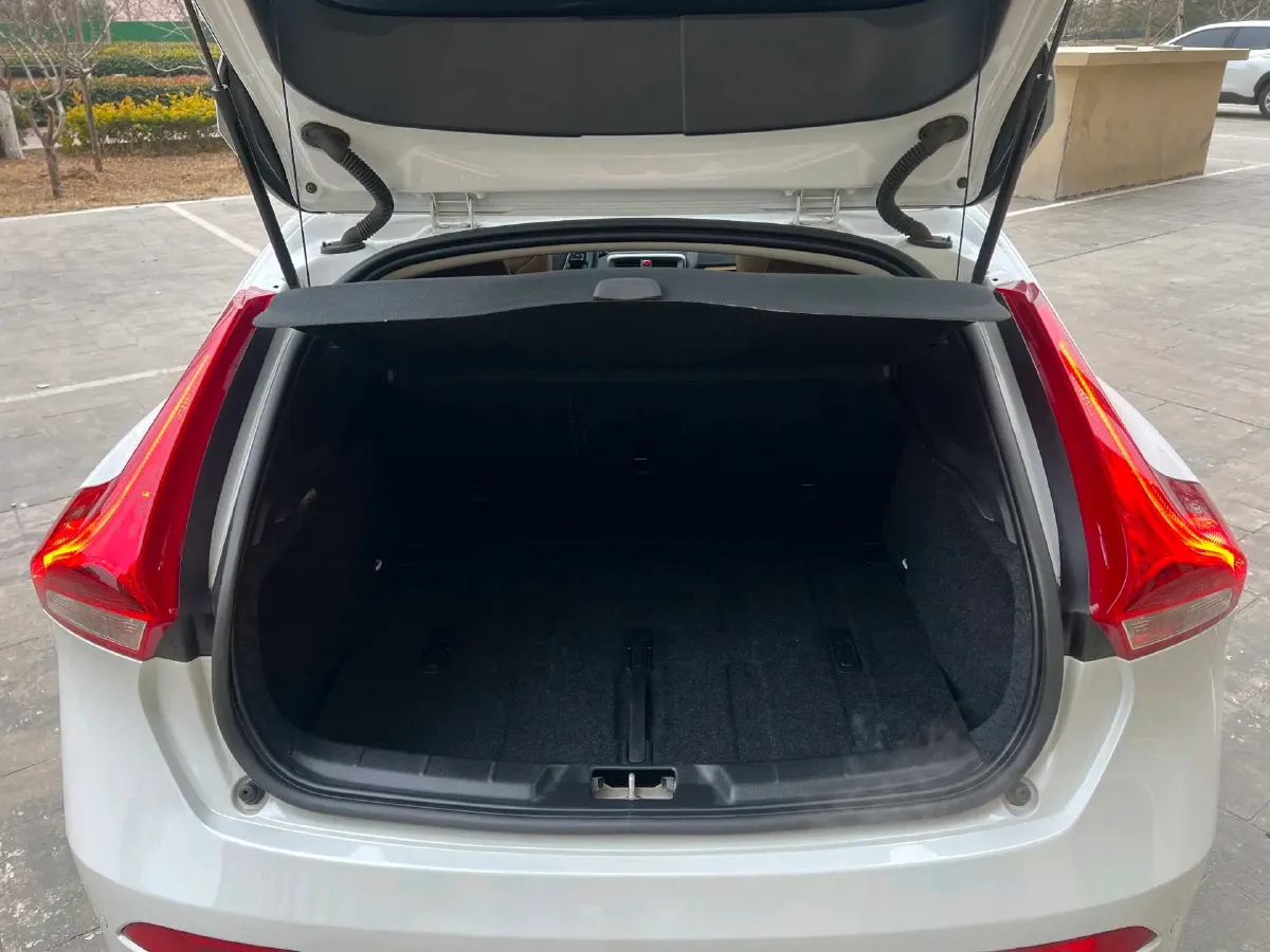 2019 Volvo V40 1.5T 152HP L4 6AT,autocango,china used car exporter,china ev exporter,chinese used car exporter,chinese used ev exporter