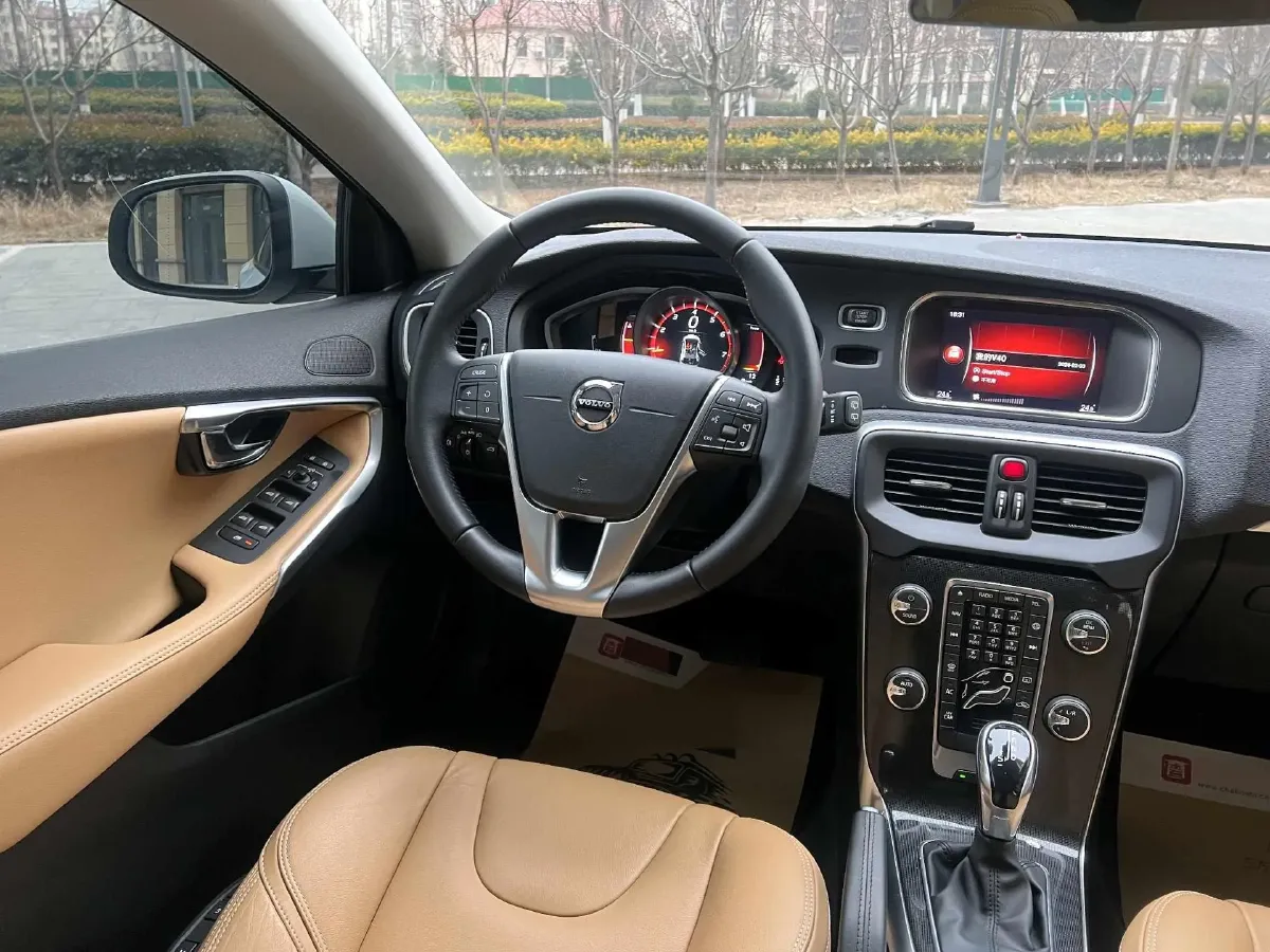 2019 Volvo V40 1.5T 152HP L4 6AT,autocango,china used car exporter,china ev exporter,chinese used car exporter,chinese used ev exporter