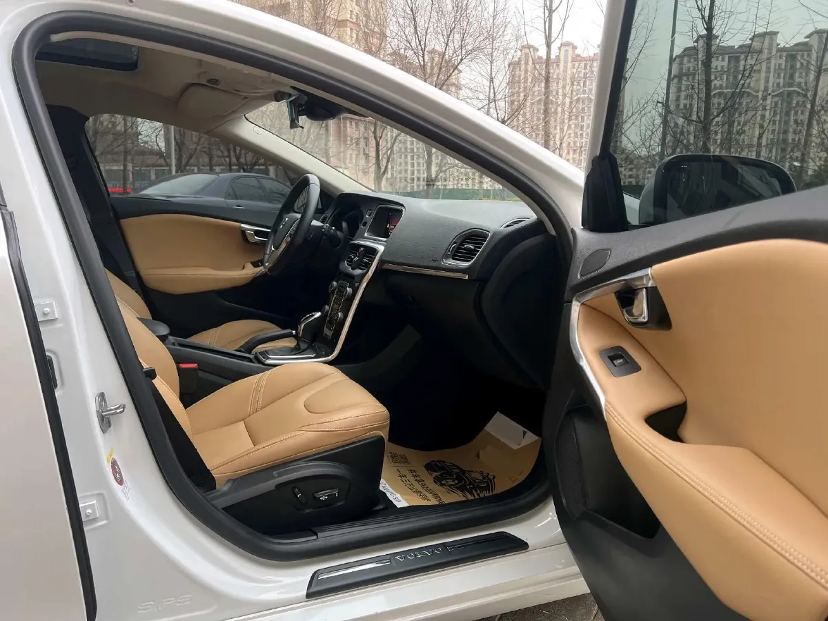 2019 Volvo V40 1.5T 152HP L4 6AT,autocango,china used car exporter,china ev exporter,chinese used car exporter,chinese used ev exporter