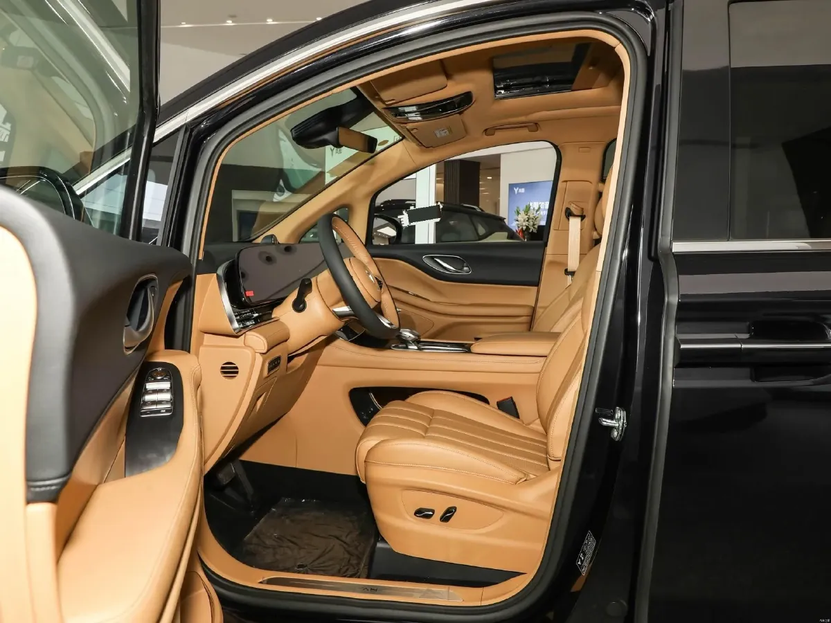 2024 Voyah Dream 1.5T 150HP L4 PHEV 43KWH,autocango,china used car exporter,china ev exporter,chinese used car exporter,chinese used ev exporter