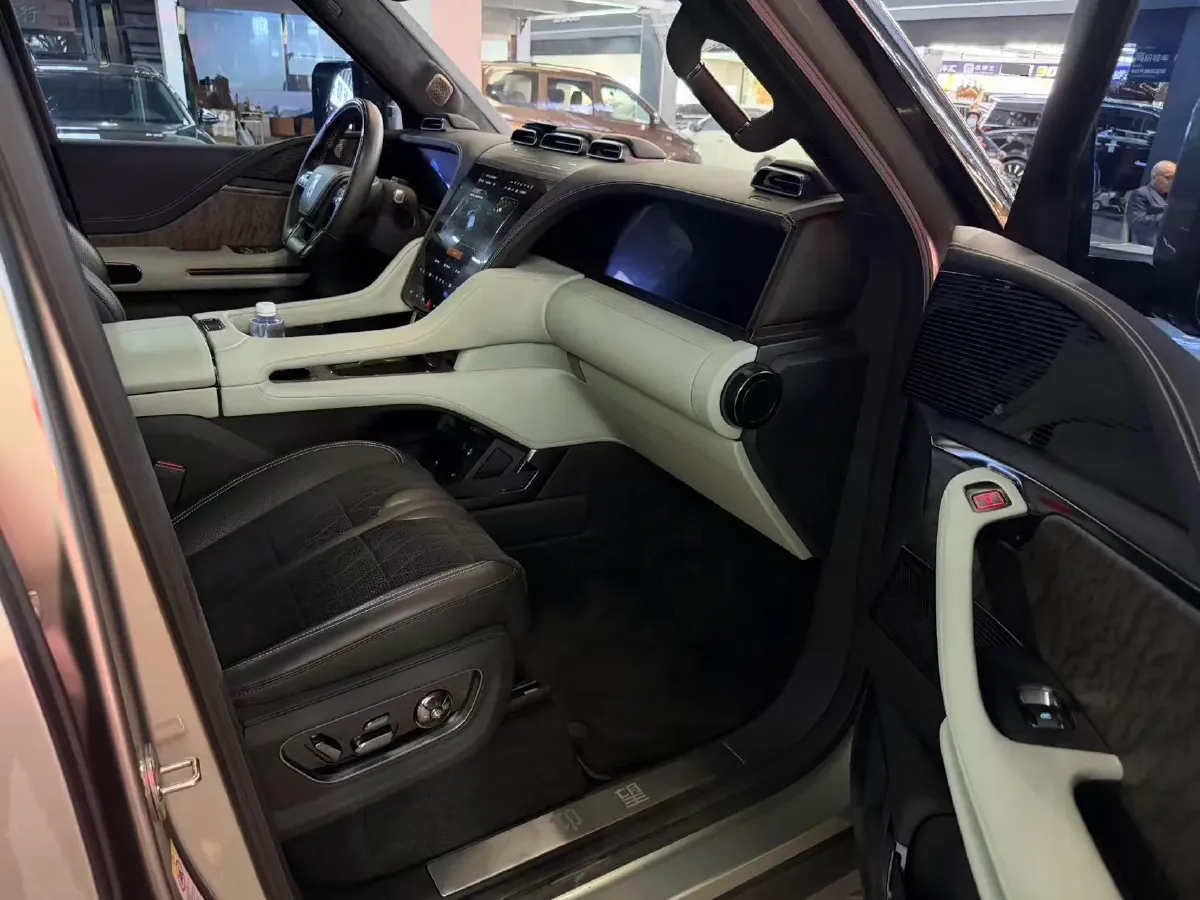 2024 YangWang U8 2.0T 272HP L4 REEV 49.05KWH,autocango,china used car exporter,china ev exporter,chinese used car exporter,chinese used ev exporter