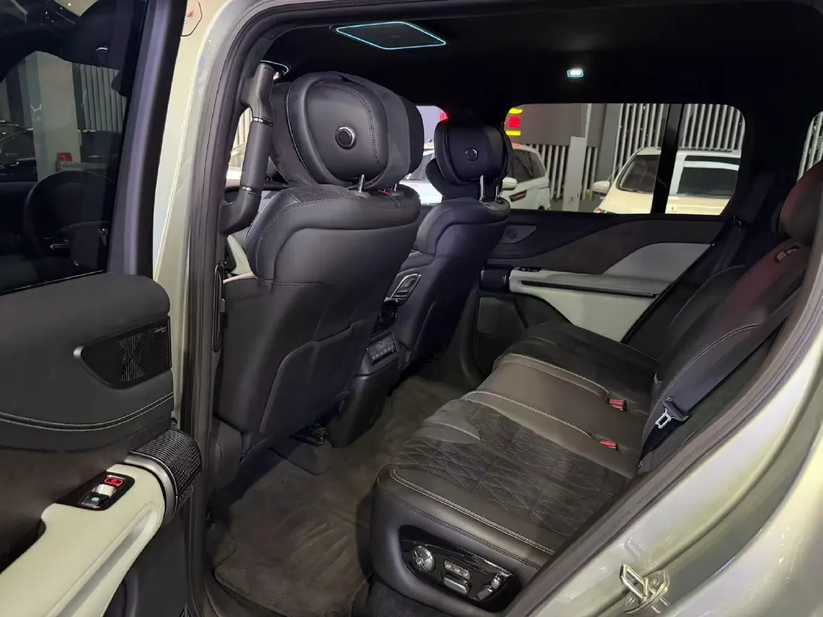 2024 YangWang U8 2.0T 272HP L4 REEV 49.05KWH,autocango,china used car exporter,china ev exporter,chinese used car exporter,chinese used ev exporter